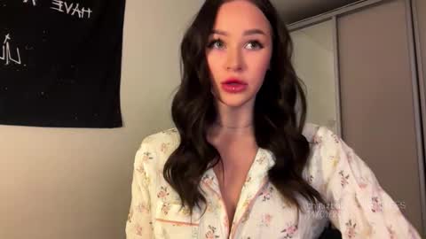 Snapshot of doublesees chatting on January 2026 02:27:02 AM MOLLYYYY dont forget to give me a thumb up online show from January 2026 02:27:02 AM