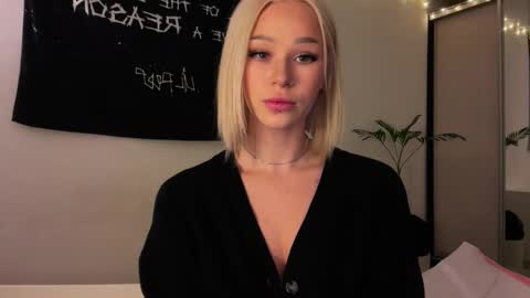 MOLLYYYY dont forget to give me a thumb up online show from April 2026 01:42:02 PM