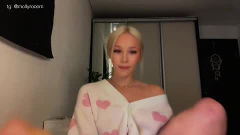 Snapshot of doublesees chatting on May 2026 01:18:02 PM MOLLYYYY dont forget to give me a thumb up online show from May 2026 01:18:02 PM