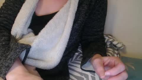 Snapshot of douce_elsa chatting on December 2024 09:28:02 PM Douce Elsa online show from December 2024 09:28:02 PM