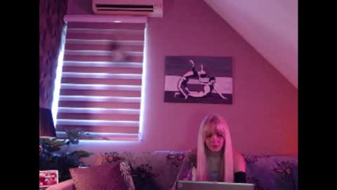 Snapshot of dreamcatcherfantasy chatting on February 2025 09:15:02 AM A girl online show from February 2025 09:15:02 AM