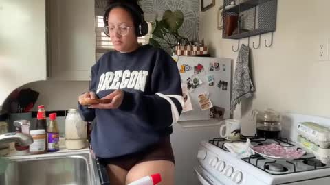 RIRI OR DREAMY online show from October 2025 04:37:01 PM