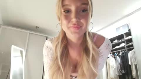 Snapshot of dreamyylilah chatting on April 2026 01:48:01 AM Lilah online show from April 2026 01:48:01 AM