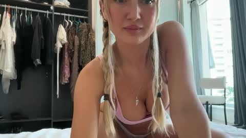 Snapshot of dreamyylilah chatting on May 2026 11:13:02 PM Lilah online show from May 2026 11:13:02 PM