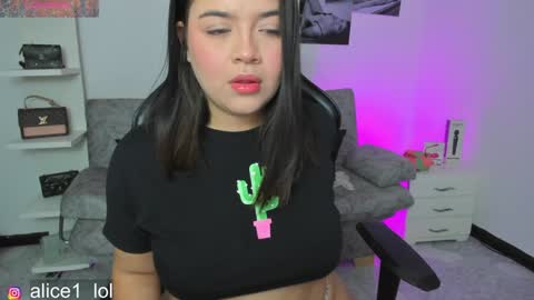 Snapshot of dulce_alice_ chatting on January 2025 10:22:01 AM ALICE online show from January 2025 10:22:01 AM