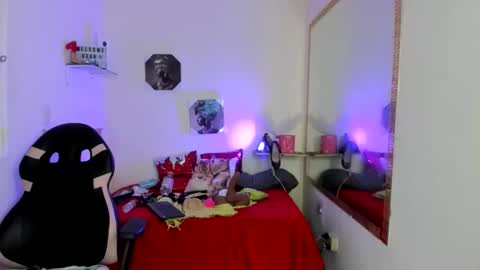 Snapshot of dulce_luna_small chatting on June 2026 02:33:01 PM DULCE online show from June 2026 02:33:01 PM