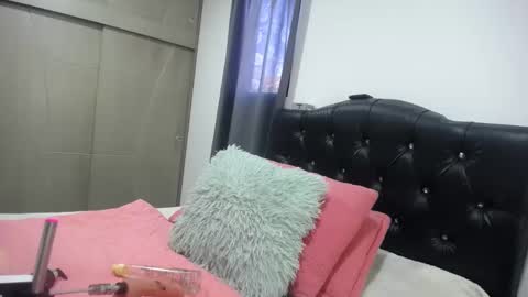 Nicole   online show from October 2025 09:44:02 PM