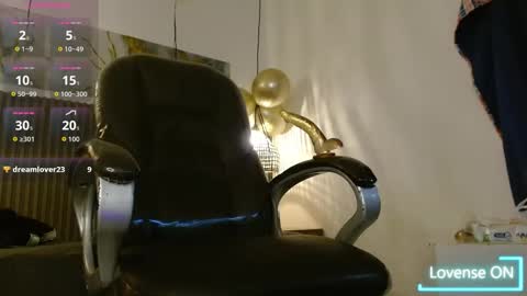 dyla_n18_ online show from October 2025 11:27:01 PM