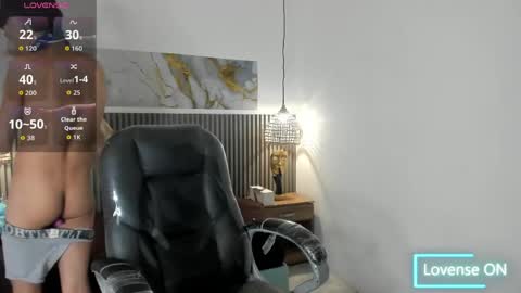 dyla_n18_ online show from May 2026 08:47:01 PM