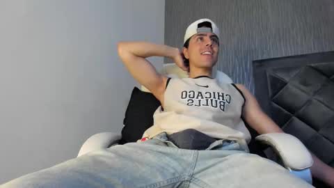 Snapshot of dylan_cross_ chatting on October 2025 11:40:02 AM Dylan online show from October 2025 11:40:02 AM