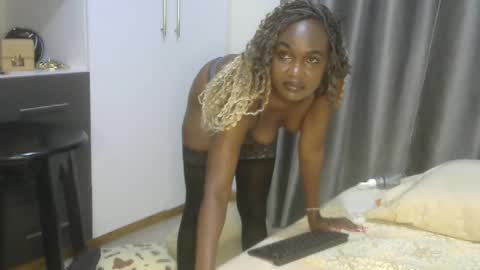 Snapshot of east_queen chatting on January 2025 10:52:01 PM east_queen online show from January 2025 10:52:01 PM