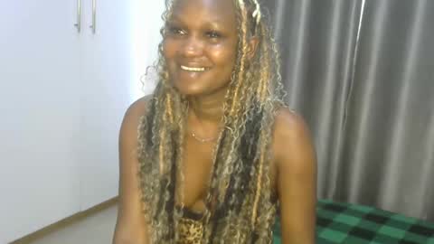 Snapshot of east_queen chatting on January 2025 05:00:01 AM east_queen online show from January 2025 05:00:01 AM