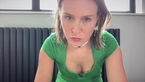 Nadia Ferreira  online show from October 2025 10:05:02 AM