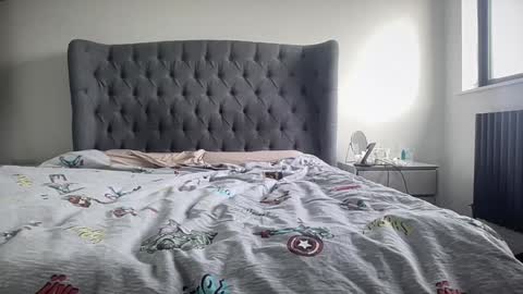 Nadia Ferreira  online show from November 2025 09:34:02 AM