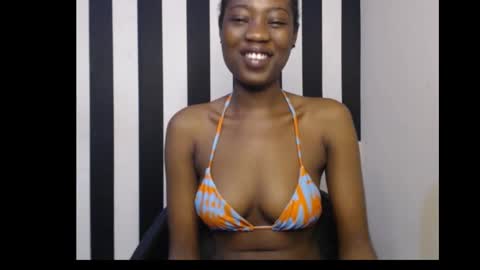 Snapshot of ebony_petitequeen chatting on October 2025 09:32:02 AM Ella online show from October 2025 09:32:02 AM