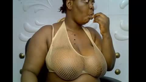 Snapshot of ebony_plumx12 chatting on November 2025 07:56:01 PM Prisy online show from November 2025 07:56:01 PM