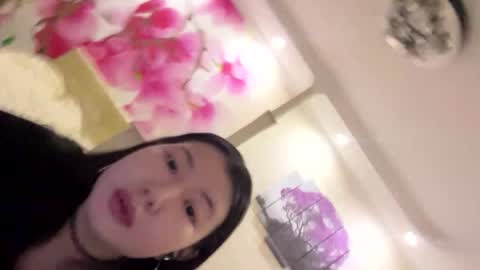 Snapshot of edinabluett chatting on April 2026 07:04:02 PM Eri online show from April 2026 07:04:02 PM