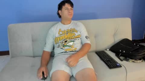 edwar_95 online show from February 2026 02:56:02 PM