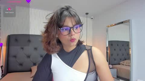  E F F Y  online show from February 2025 07:30:02 PM