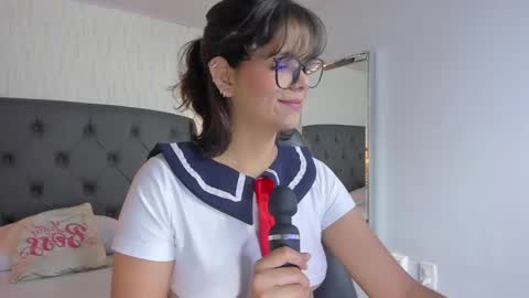  E F F Y  online show from February 2025 07:26:01 PM