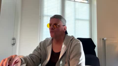 Snapshot of eichelhorn chatting on October 2025 12:20:01 PM eichelhorn online show from October 2025 12:20:01 PM