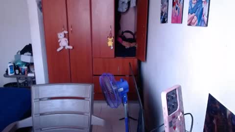 eimy_saenzz online show from April 2026 06:27:02 PM
