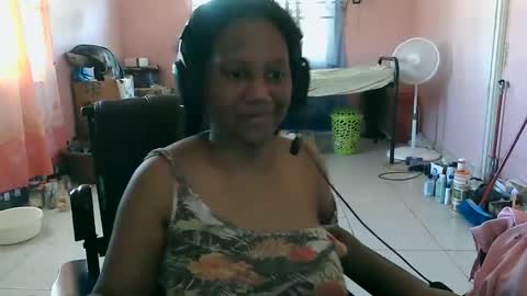 Snapshot of eirondra_valeen chatting on October 2025 01:07:02 PM Eirondra Valeen online show from October 2025 01:07:02 PM