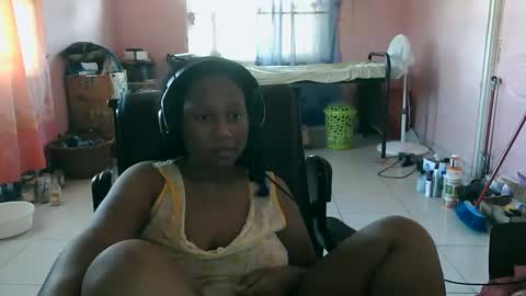 Snapshot of eirondra_valeen chatting on November 2025 10:14:01 AM Eirondra Valeen online show from November 2025 10:14:01 AM