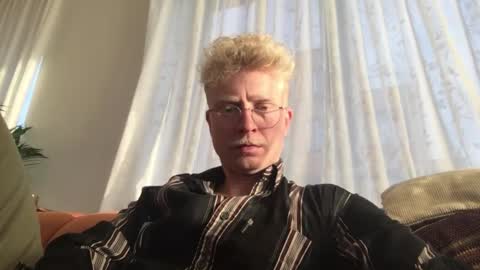 Snapshot of el_thunder chatting on January 2025 02:52:01 PM MrE online show from January 2025 02:52:01 PM