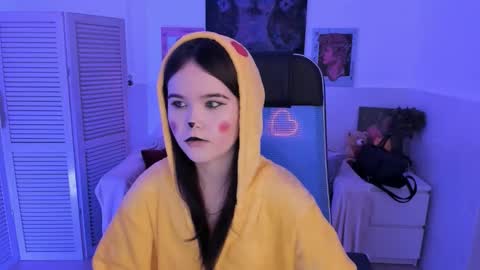 Snapshot of elainebeness chatting on November 2025 08:07:01 PM Your sweet girl online show from November 2025 08:07:01 PM