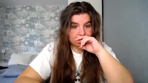 Elanis online show from April 2026 12:50:01 PM