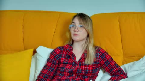 elaravoltage online show from April 2026 05:19:02 PM