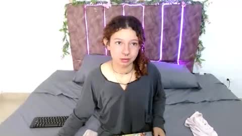 Snapshot of elarose723 chatting on October 2025 02:16:02 PM elarose723 online show from October 2025 02:16:02 PM