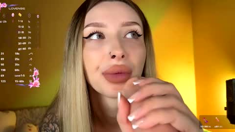 Snapshot of eleanor_rr_ chatting on September 2025 06:24:01 AM Ella online show from September 2025 06:24:01 AM