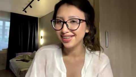 Snapshot of eleanorefrens chatting on May 2026 04:15:01 PM Alice online show from May 2026 04:15:01 PM