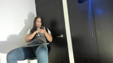 Electra- Please help me reach 100 likes online show from December 2024 12:41:02 AM