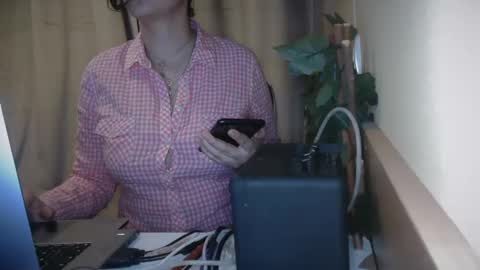 Snapshot of electrocute_me chatting on February 2025 12:50:01 PM Julia Follow me on Onlyfansju grosroberts online show from February 2025 12:50:01 PM