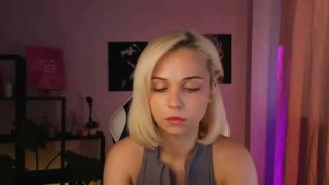 Snapshot of elenamonroe_ chatting on June 2026 07:33:02 AM elenamonroe_ online show from June 2026 07:33:02 AM