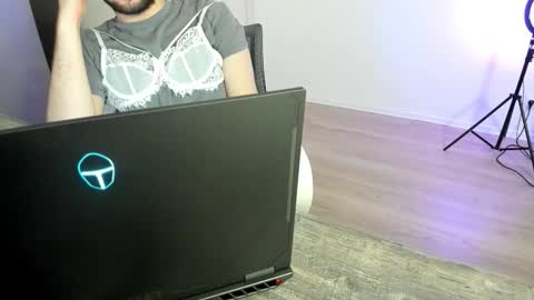 elf_cats online show from December 2025 01:38:01 PM