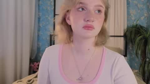 Snapshot of eliejay chatting on March 2026 05:25:01 AM Ellie online show from March 2026 05:25:01 AM