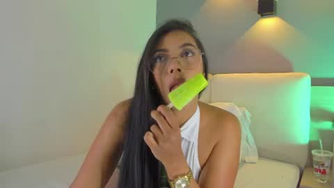 Snapshot of elisa_castrillon chatting on June 2026 08:34:01 PM Elisa online show from June 2026 08:34:01 PM
