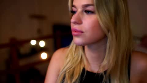 Snapshot of elister_alison chatting on September 2025 02:43:02 PM Sunflower online show from September 2025 02:43:02 PM