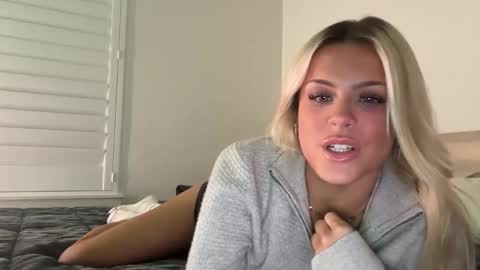 Snapshot of ella_hill chatting on December 2025 03:11:02 AM Ella online show from December 2025 03:11:02 AM