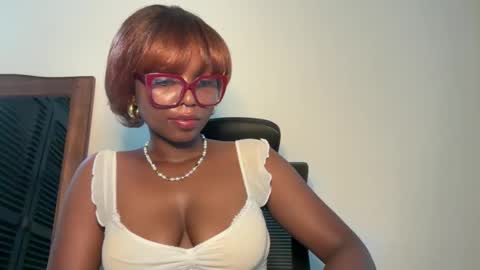 Snapshot of ella_laurel chatting on June 2026 10:51:02 AM Ella online show from June 2026 10:51:02 AM