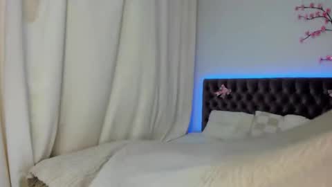 Ella Mayers online show from November 2025 01:20:01 PM