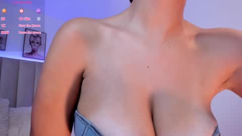 Snapshot of ella_rush chatting on December 2024 10:03:01 PM Srta. Rush online show from December 2024 10:03:01 PM