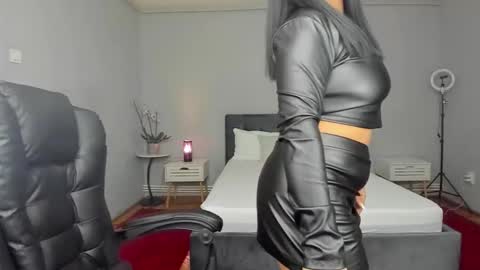 Ella online show from November 2025 05:25:02 PM