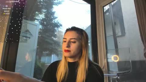 ella_vee online show from November 2025 06:02:01 AM
