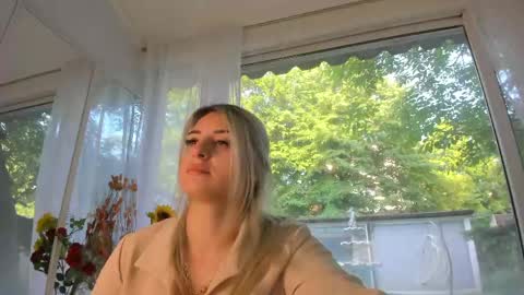 ella_vee online show from May 2026 04:40:01 AM