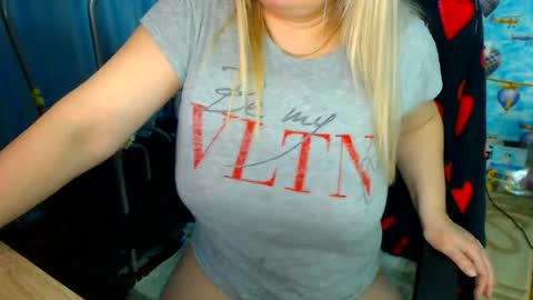 Snapshot of ellabella36dd chatting on December 2025 09:54:01 PM IsaBella online show from December 2025 09:54:01 PM